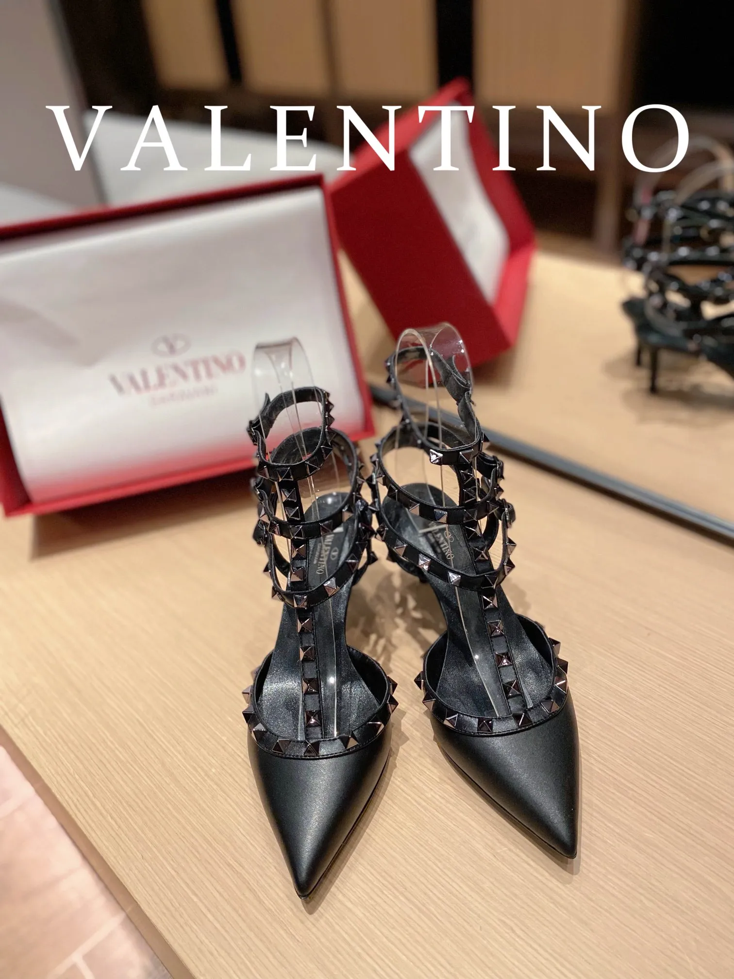 P👟👟Ex-factory price 560👟👟 Women's shoes, women's clothing 𝙑𝙖𝙡𝙚𝙣𝙩𝙞𝙣𝙤/Valentino𝙑𝙏 🎁Latest colors😍ʚ😊ɞ has been an Italian national treasure brand since the 1960s. Timeless and deeply rooted in people's hearts❤ Never out of date. One of the must-have items 〰 ɪɴѓᴏʀᴍᴀᴛɪᴏɴ 〰♡ There are many colors for you to choose from💝Original molded electric rivets (non-oxidized) High-end customized imported cowhide➠Mirror patent leather❗️Details in place🆚Exclusive color card💯Comfortable sheepskin lining✅Imported Italian leather outsole🇮🇹 Size: 35-39 (34.40.41.4👟👟Ex-factory price 4) Also customized♡♡ Heel height: ➠6.5cm